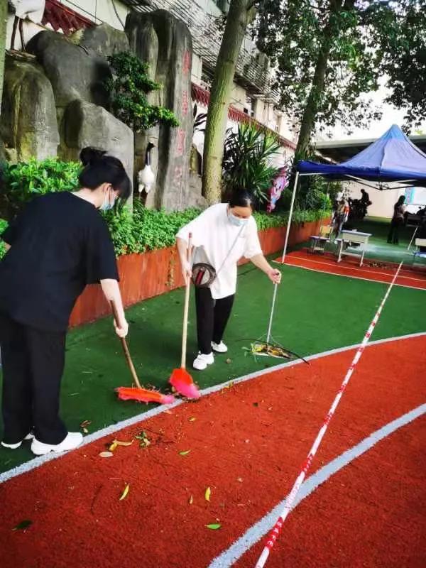 梅香传百年山高我为峰——致梅峰小学最美志愿者