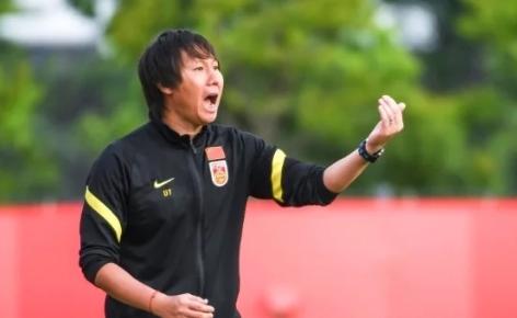 李铁向工作团队和球员表达感谢，同时明确表态：希望理解他的严厉