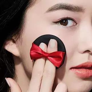 美宝莲和玛丽黛佳定妆粉哪个更好,美宝莲和玛丽黛佳口红哪个好