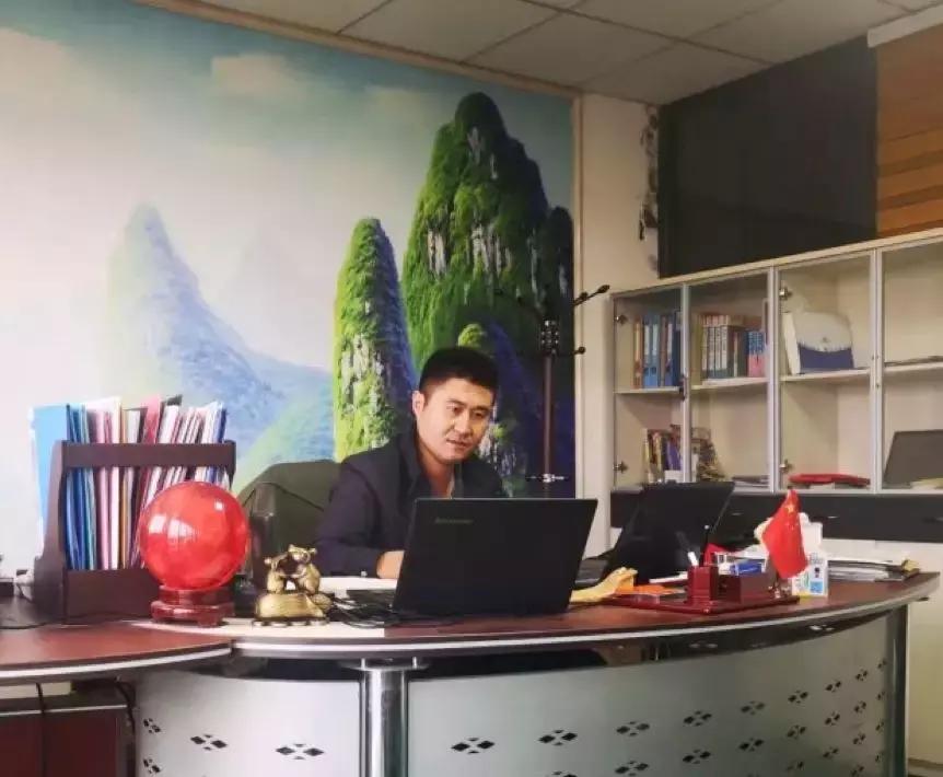 18岁青岛小伙韩国打工,一天做1500碗炸酱面,半年成百年老店主厨