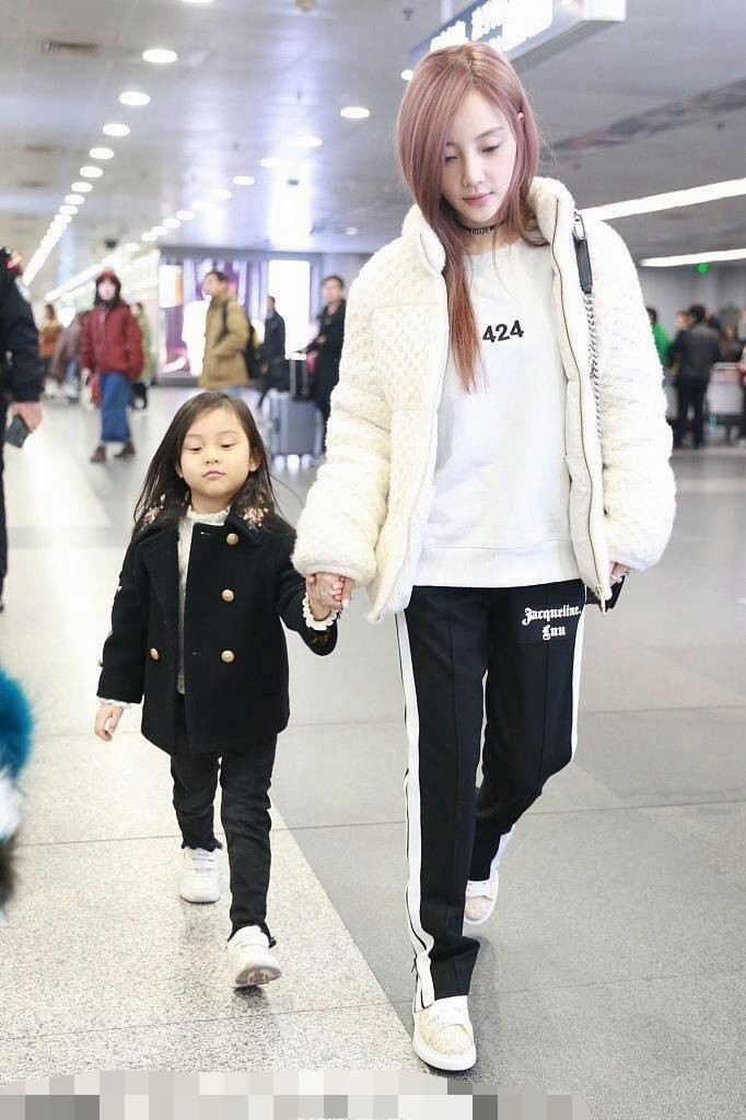 李小璐穿白t恤牛仔短裤 (李小璐穿蓝色卫衣跳手势舞)