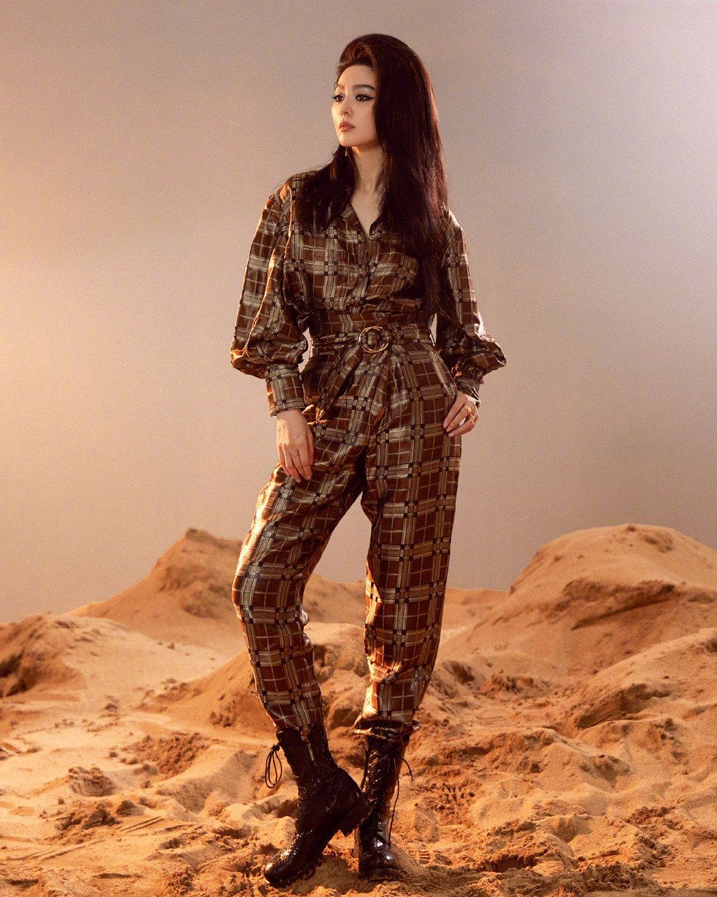 范冰冰穿深蓝牛仔裤 (范冰冰身穿牛仔裤)