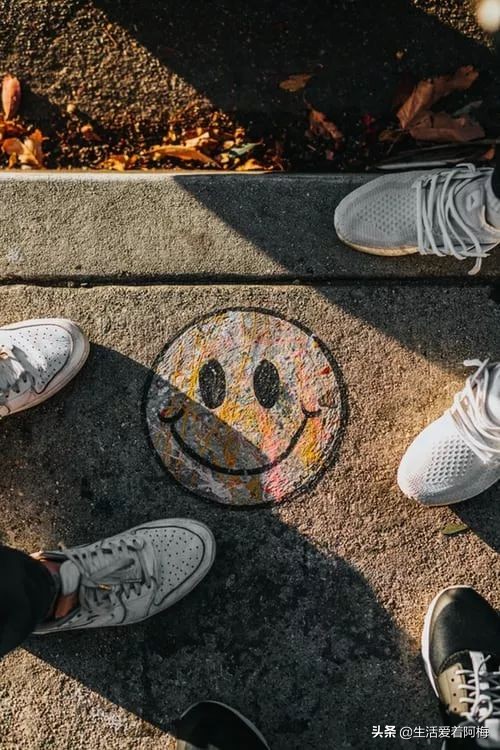 怎么系鞋带才能让鞋带系得更紧实 (教你如何系鞋带最全鞋带穿孔技巧)