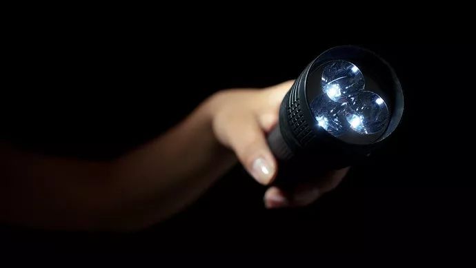 天黑黑|香港暴徒电击市民“黑记”协助开路