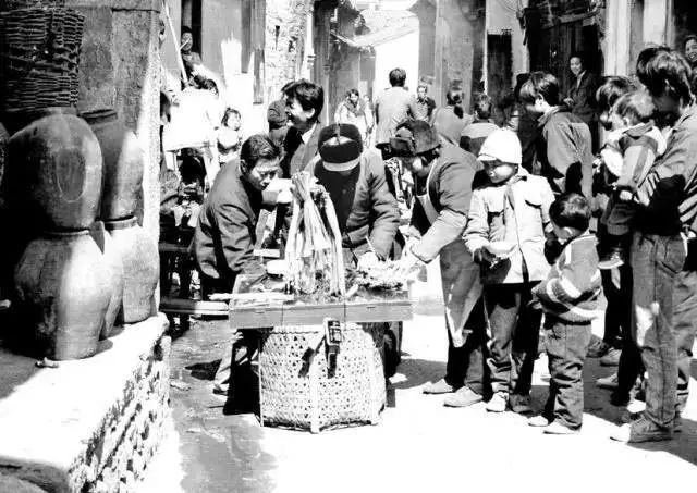 鸡毛换灯草是什么意思,鸡毛换灯草