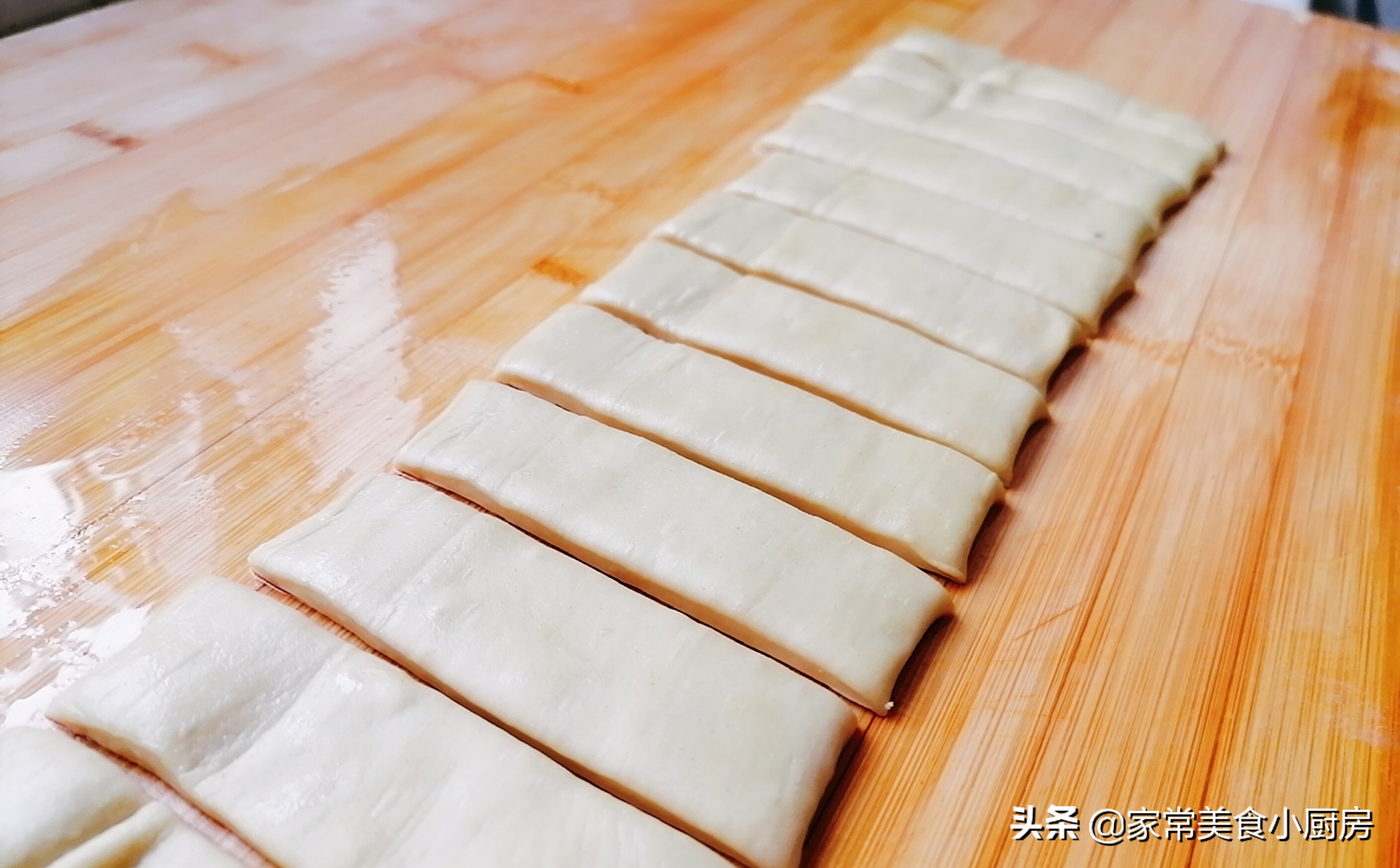 不用酵母也能炸出松软酥脆的油条,油条炸出来特别泡秘诀在哪里