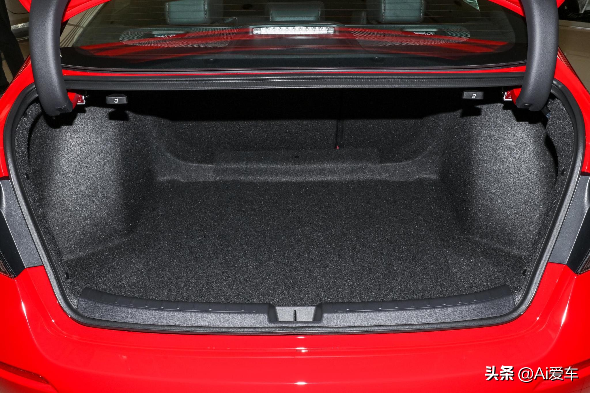 紧凑级运动轿车的标杆是本田思域,性能与颜值兼具本田思域闪亮登场