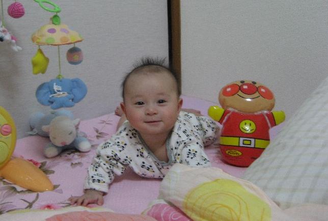 宝宝从床上摔下来正确对待的方式,宝宝从床上掉下来后会影响成长吗