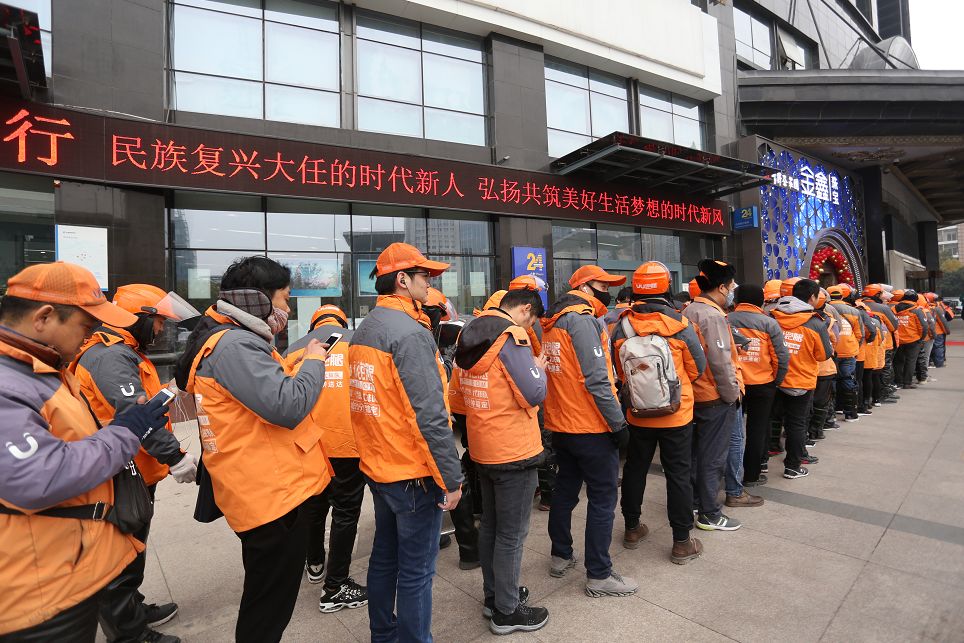 金鑫珠宝郑州永和铂爵店亮相，引数百名跑男排队代购