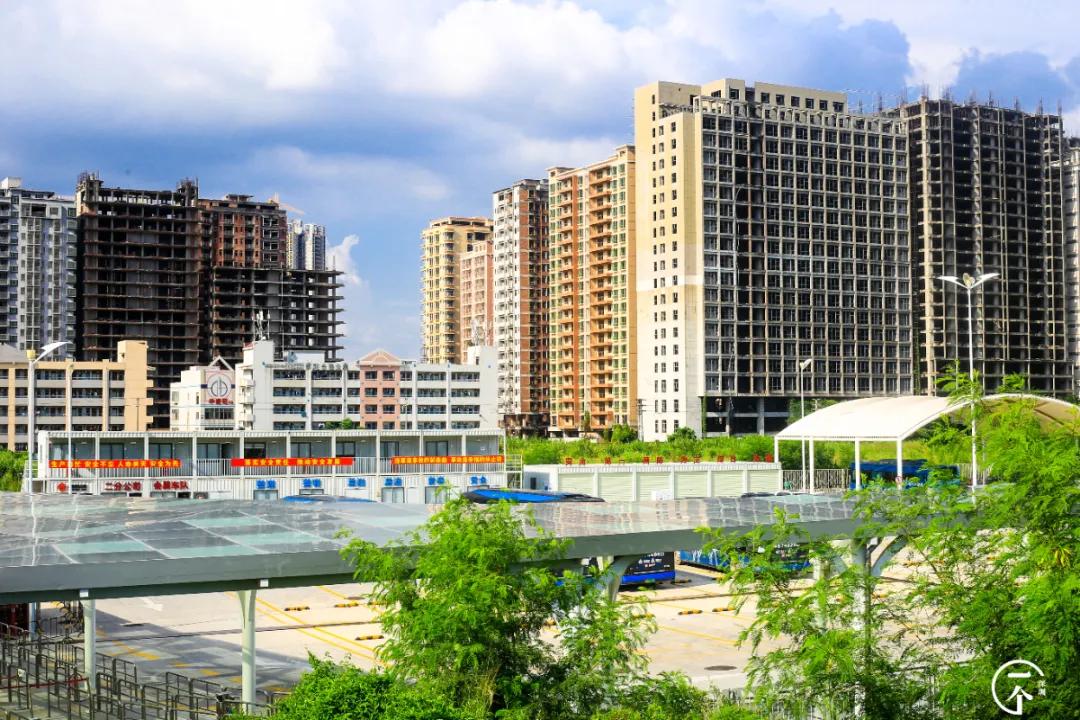 深圳“厂妹”村：租客月入4000，房租500