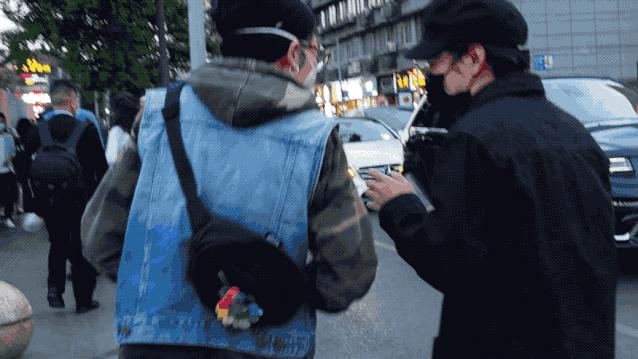 太古里的年轻人耳机在放什么？