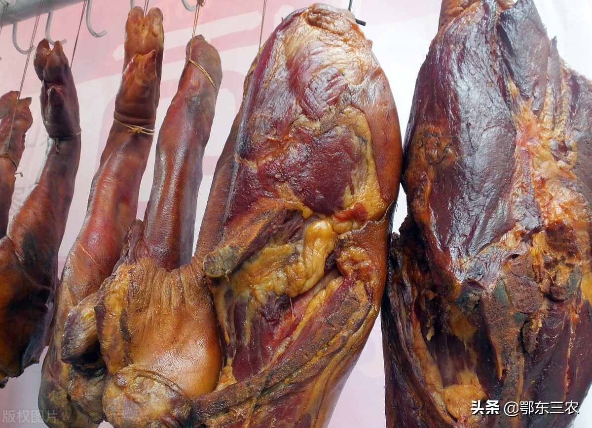 大山里农村老人卖腊肉,60后卖腊肉一年能挣多少钱