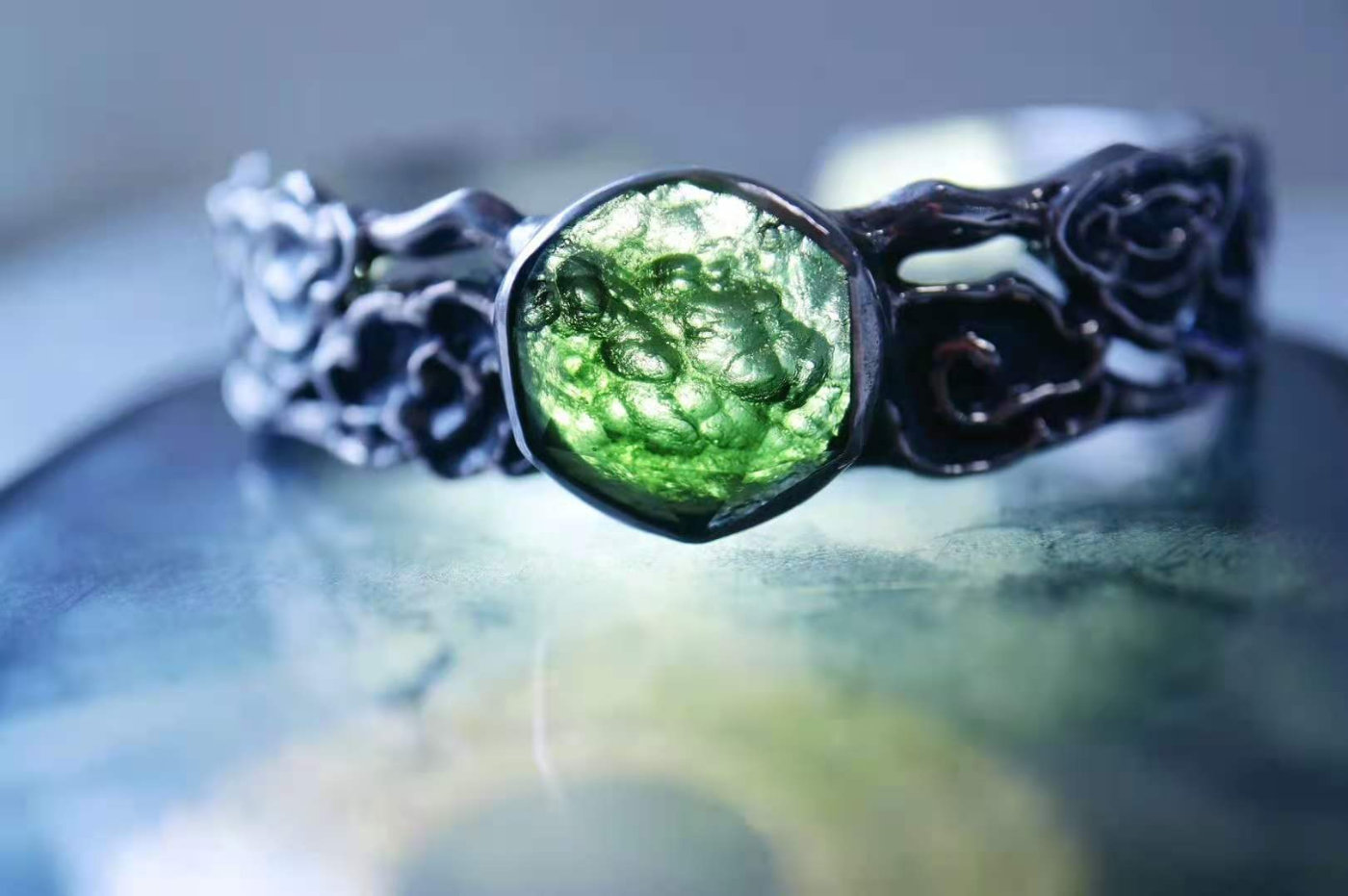 白底青手镯适合多大年纪戴,碧玉手镯适合多大年纪戴