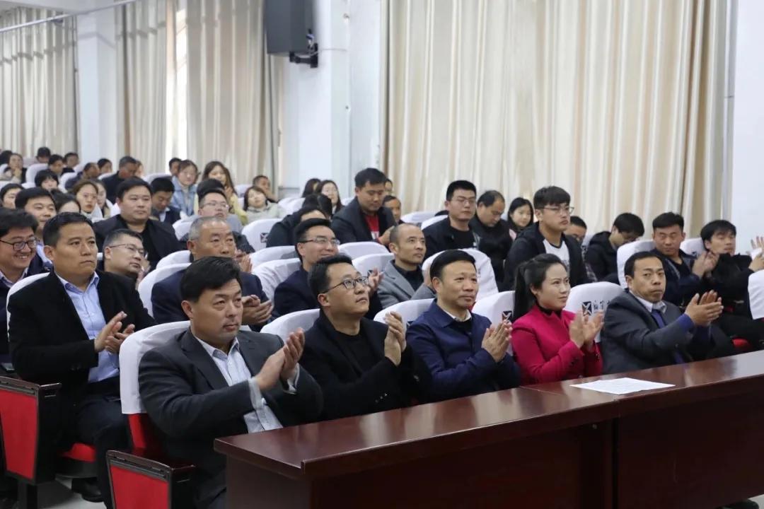 枣庄翔宇中学召开教职工例会暨李群谋主席光荣退休欢送会