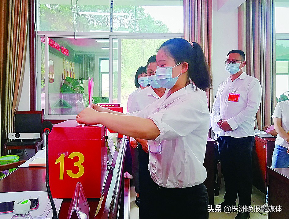 文化园和农贸市场，哪个先建？54名镇人大代表投票决定