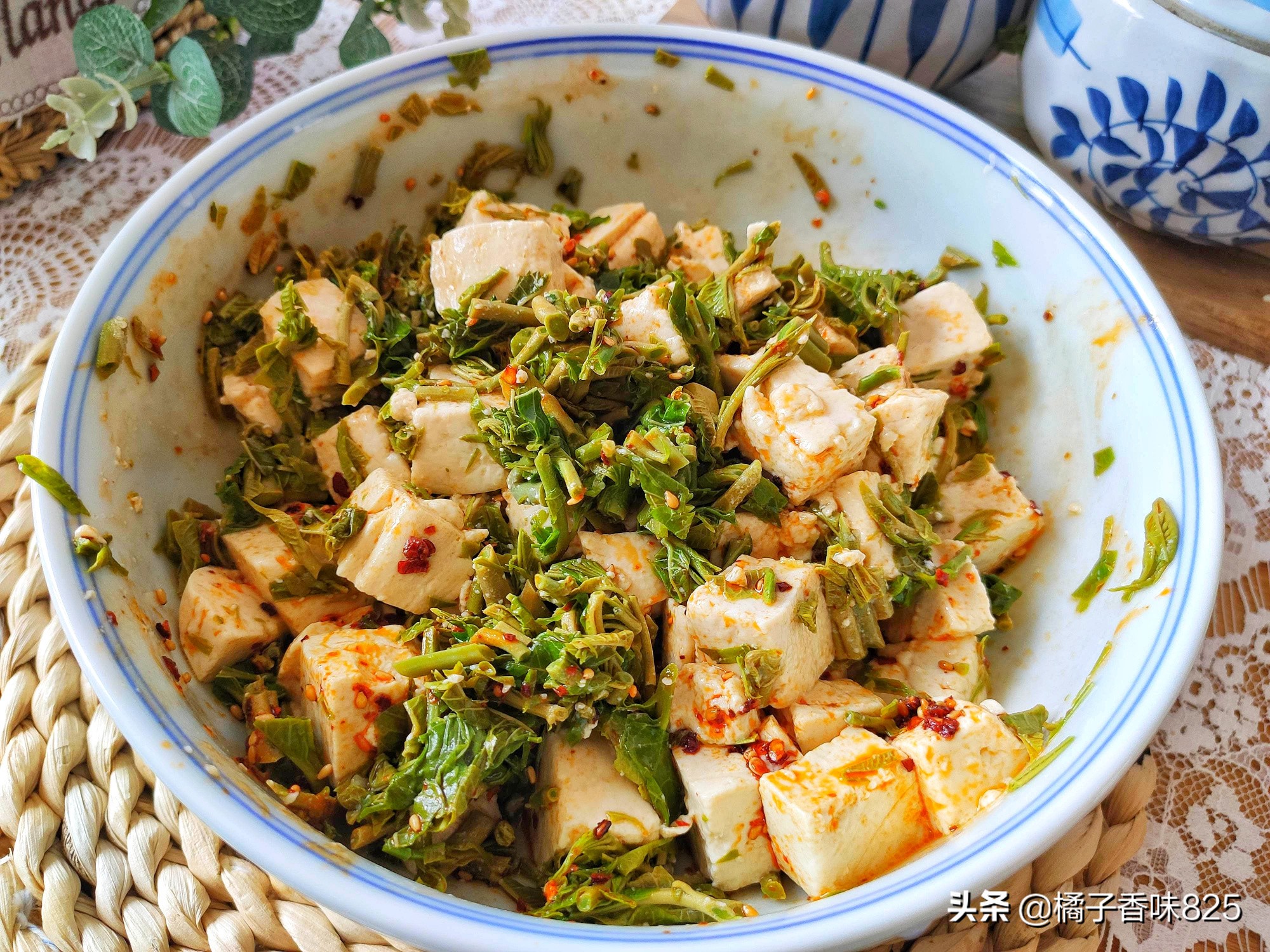 赶在春天的小尾巴抓紧吃香椿，再贵也要给家人吃，简单拌一拌就成