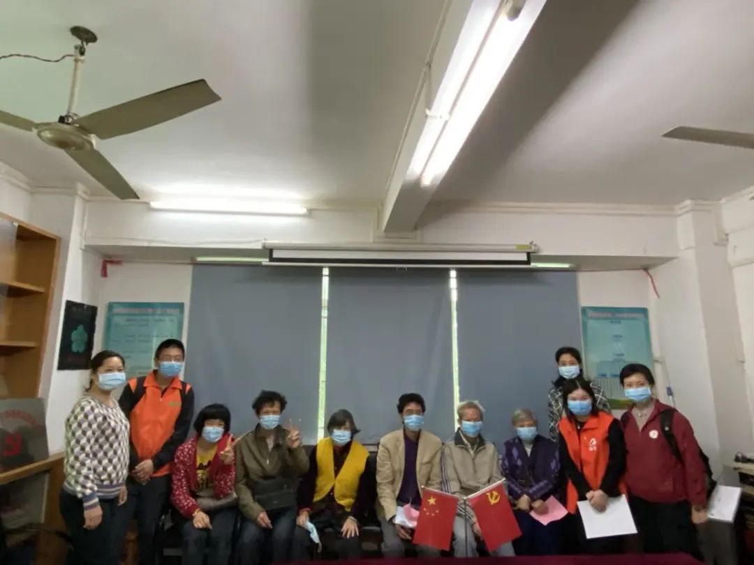 居民收到各街镇政府爱心大礼包,除夕收到社区暖心大礼包