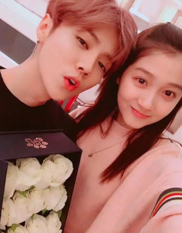 鹿晗与足球合影,鹿晗足球运动员