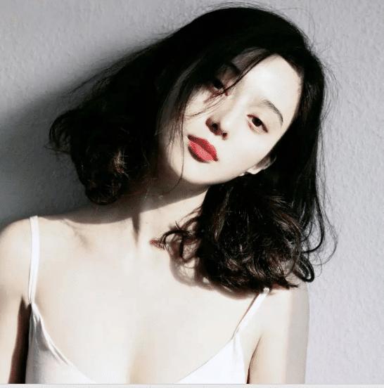 女星出席活动走光成常态，范冰冰是经常性，最意外的应是赵丽颖