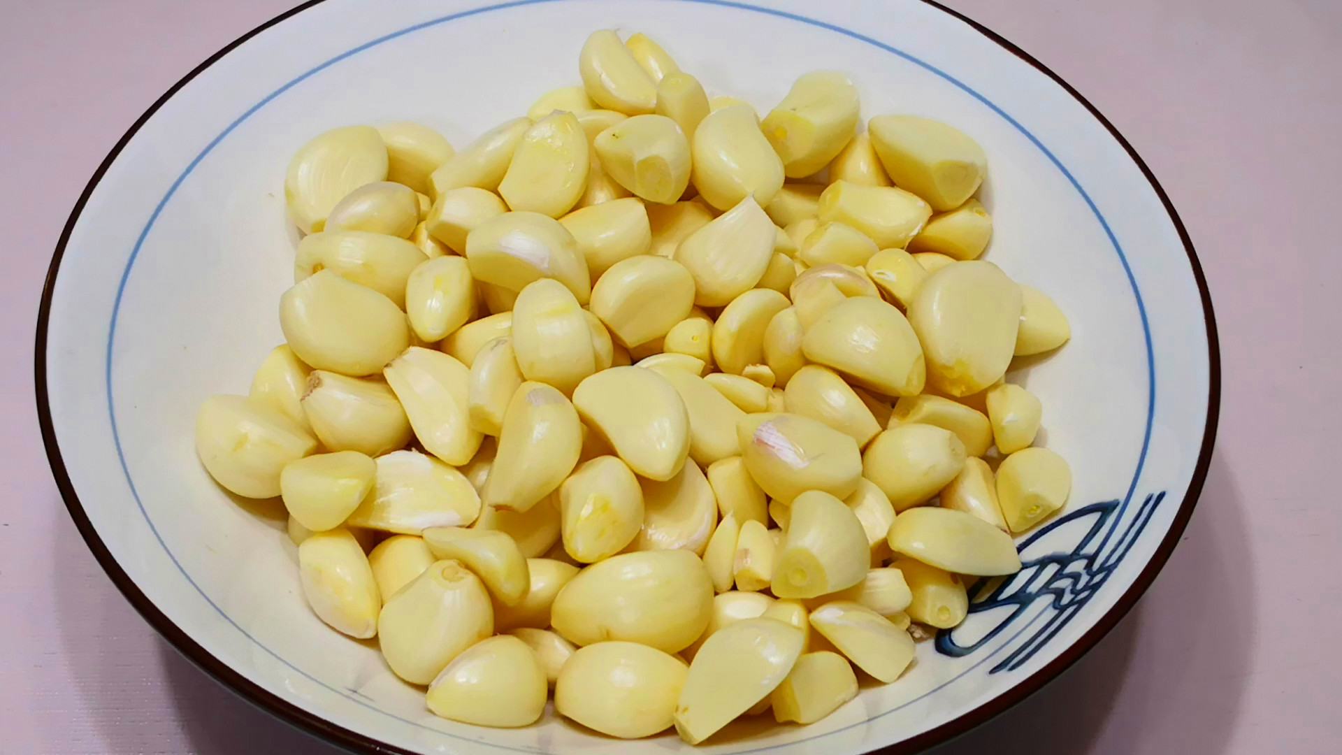 蒜皮自动脱落小窍门,大蒜皮怎样方便脱落