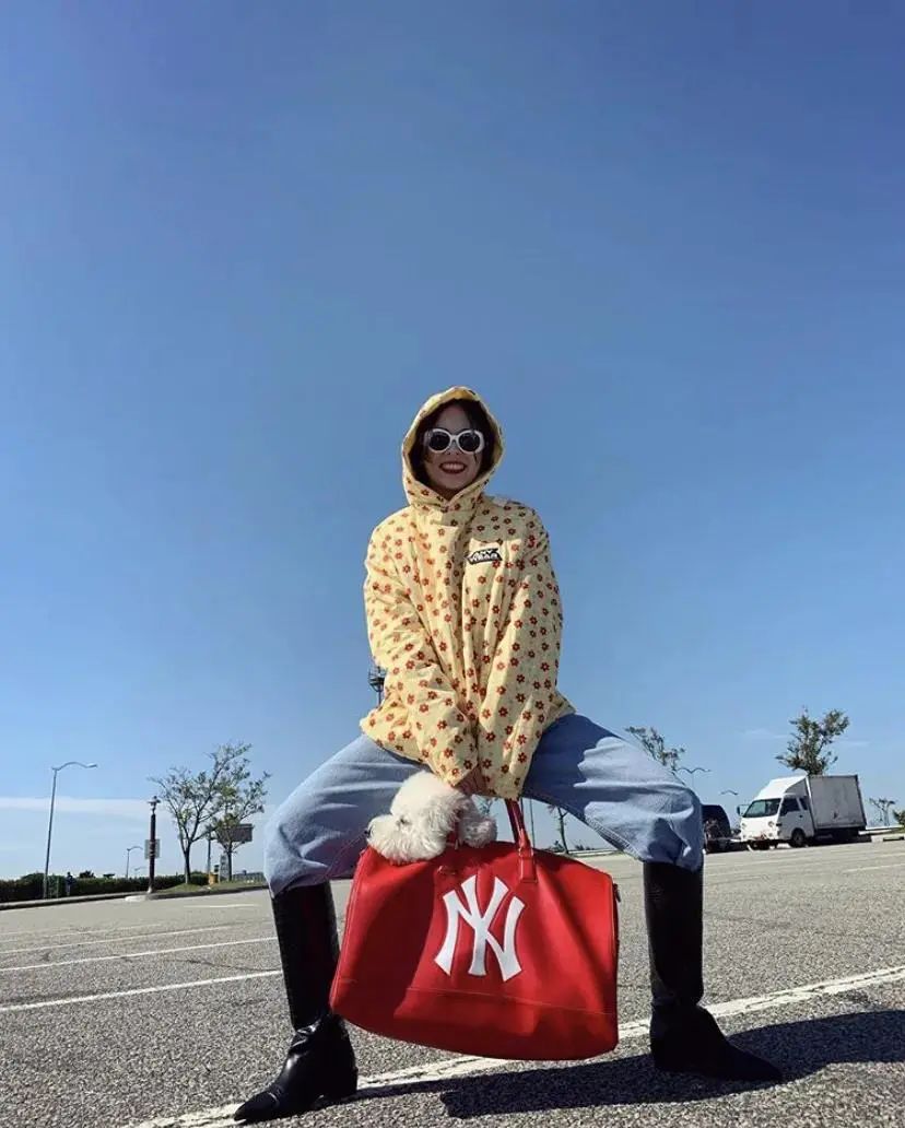 这才爆红一年就这么能“装”了？3w的包一背我都认不出来了…