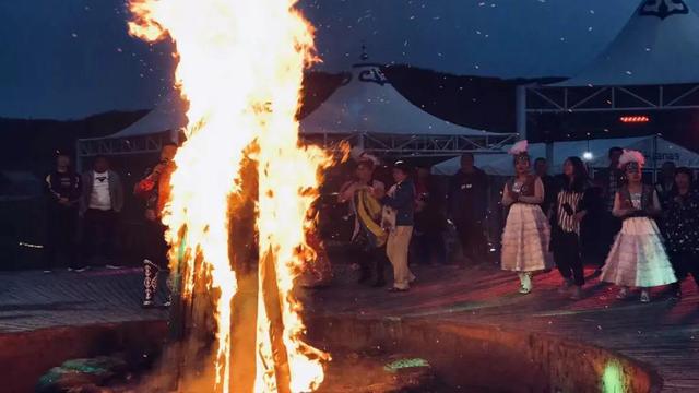 在草地帐篷外，来一场刺激的“*战野**”