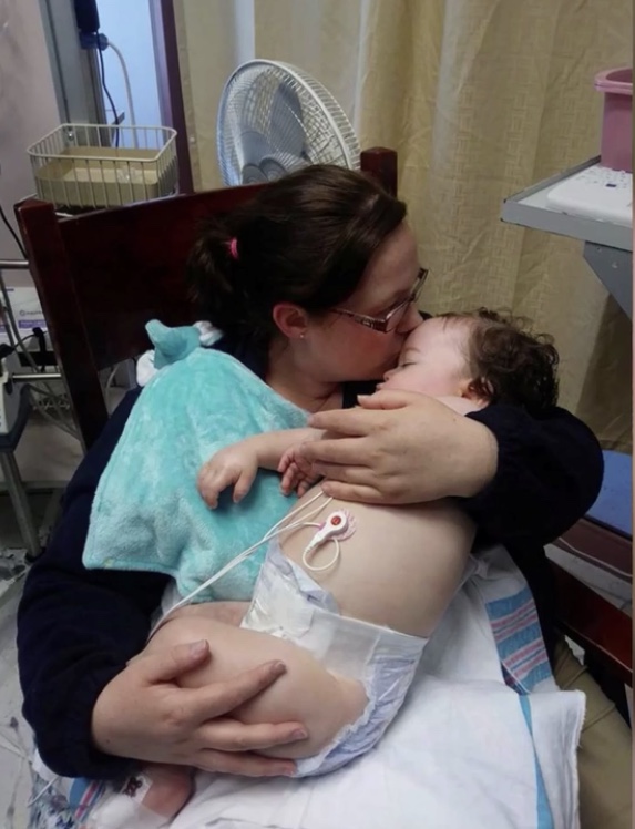 孩子误吞异物爸爸成功获救新闻,一岁男童玩耍吞洗衣凝珠