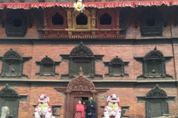 尼泊尔“活女神”双脚不能沾地，初潮就退位，无人敢娶