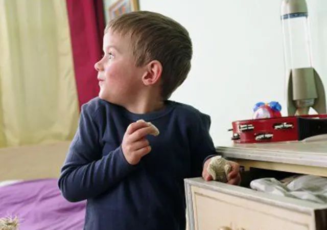 12岁孩子超市偷窃怎么处理,发现孩子偷盗行为的正确处理方法