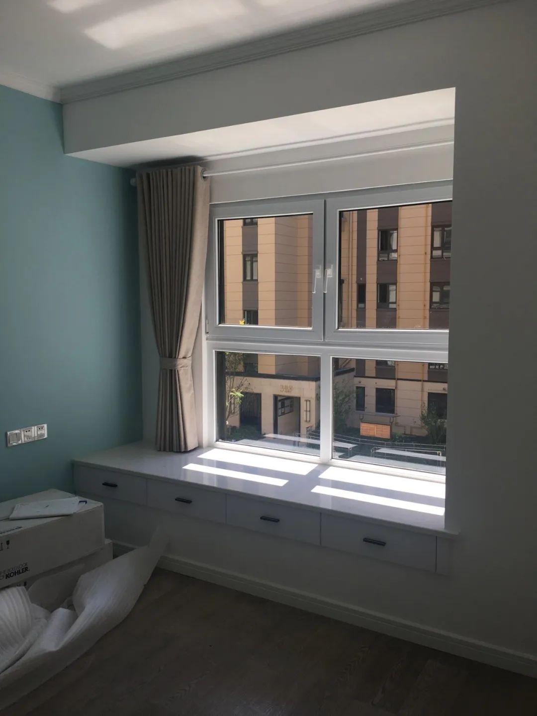 不顾后果砸掉飘窗,锤子砸下去瞬间,她们就后悔了