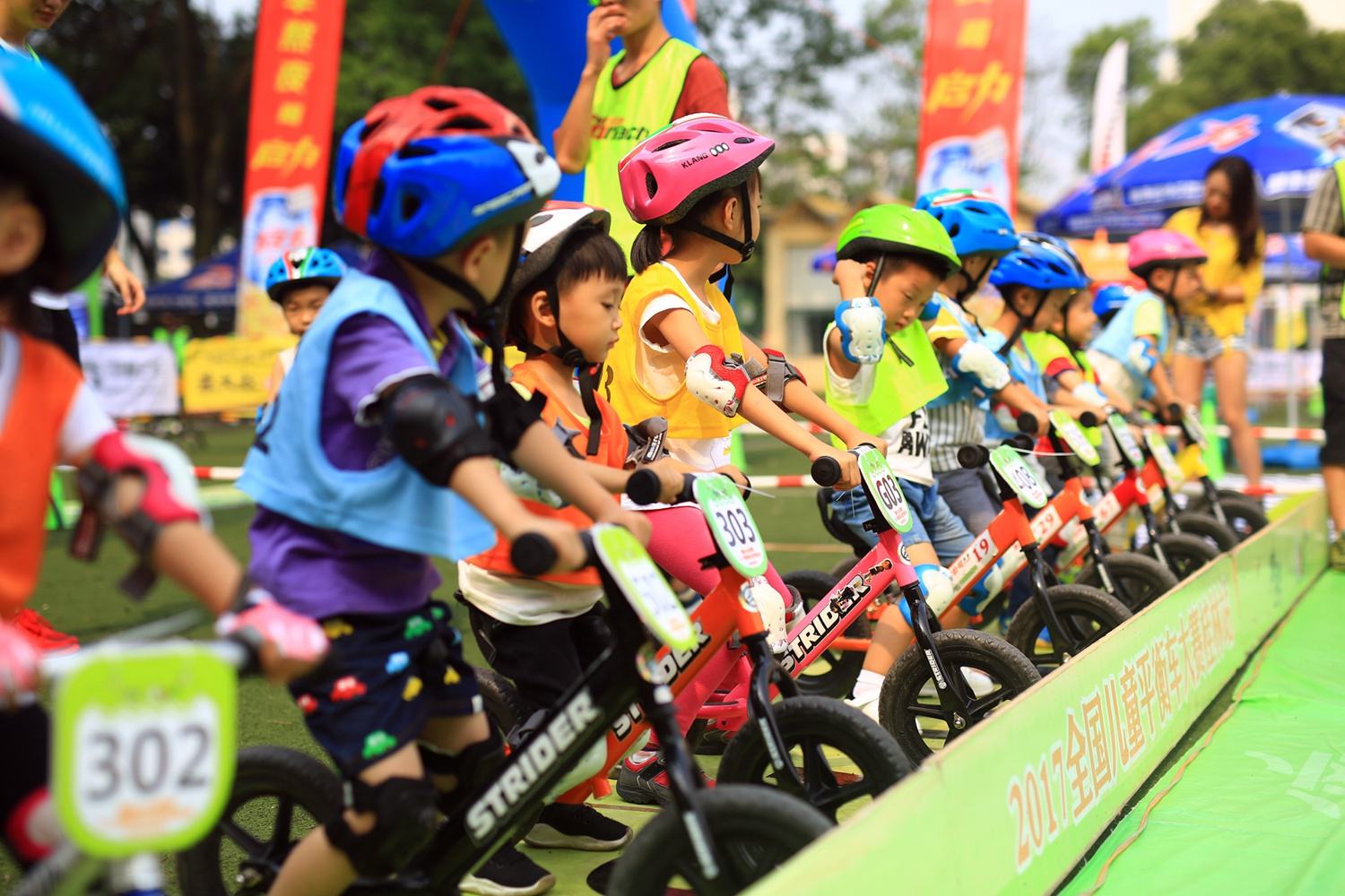 孩子户外骑车不慎跌倒，学会这几个方法让你不再手忙脚乱