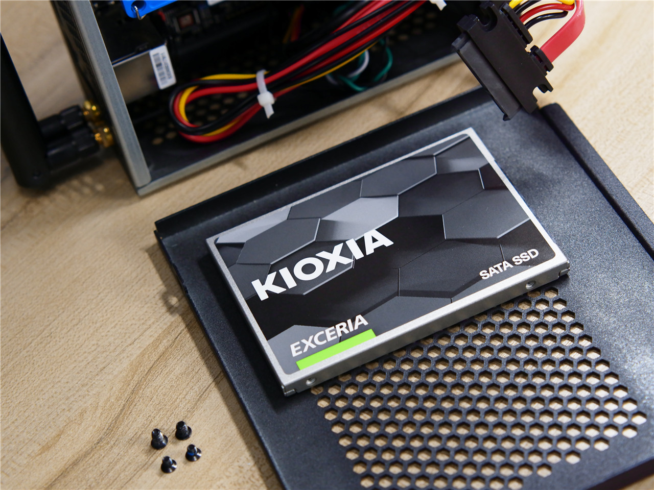 「超逸酷玩」东芝存储改名铠侠新款TC10SSD固态硬盘来安装黑苹果