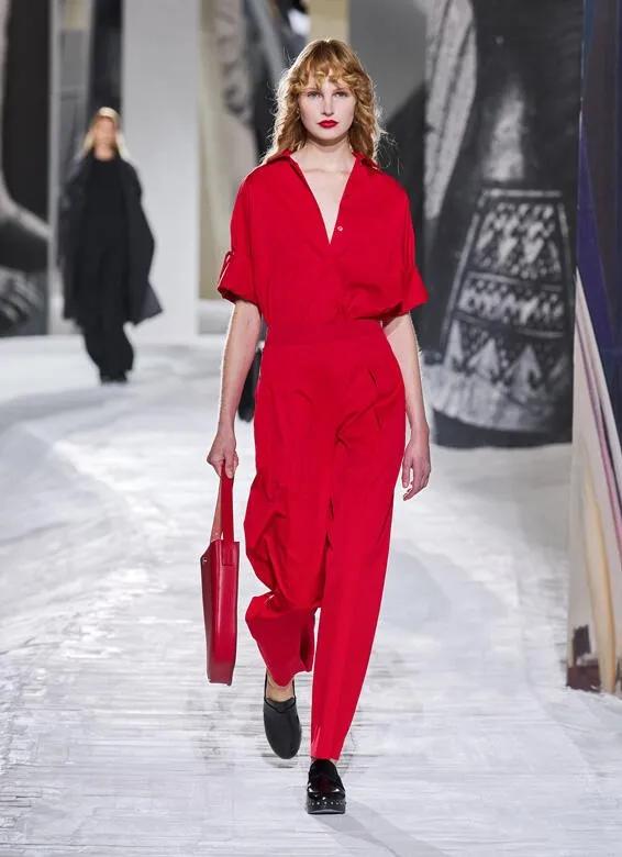 她被称韩国硬照女王，手握时尚圈顶级资源！网友：姐姐我可以