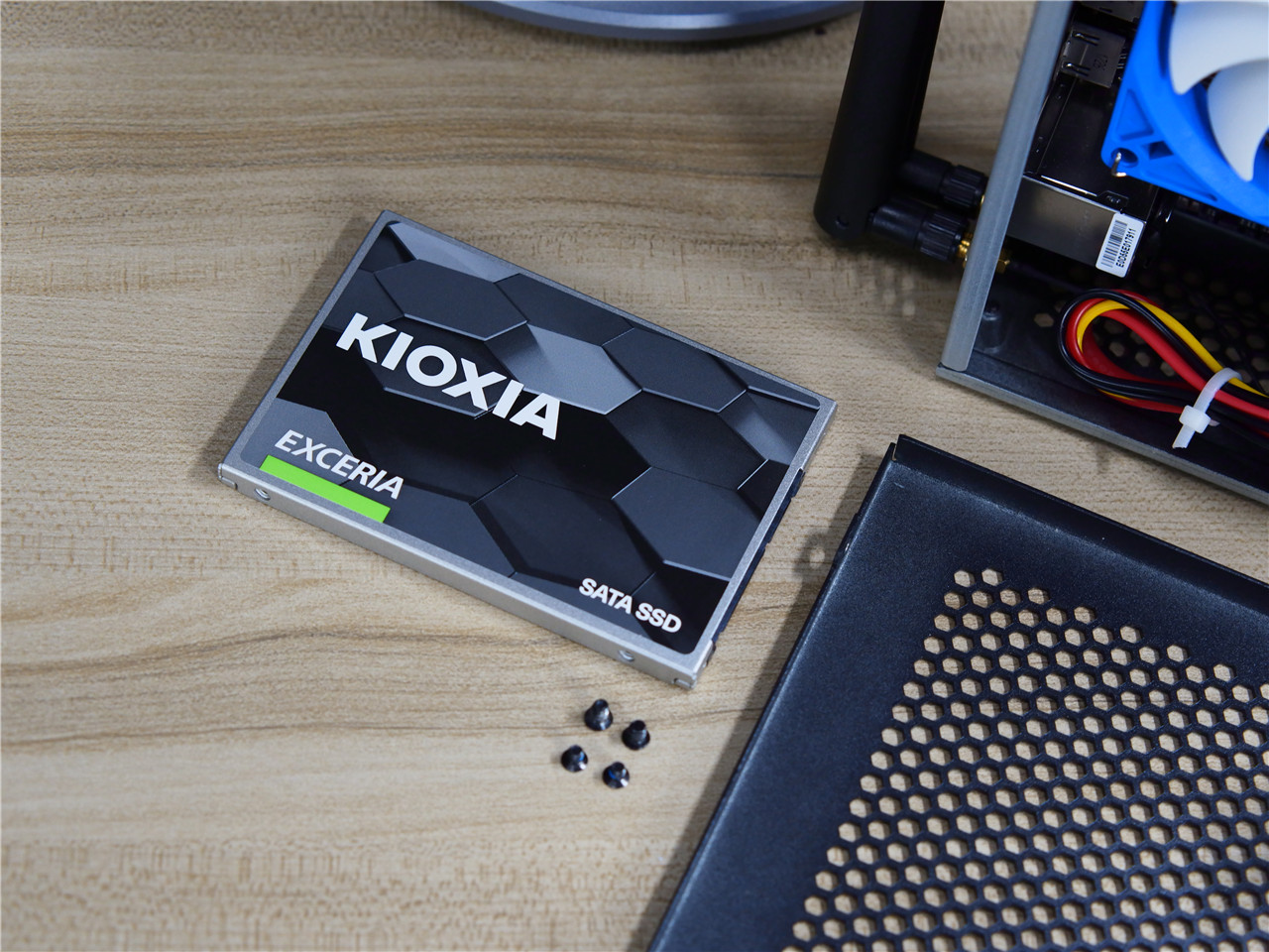 「超逸酷玩」东芝存储改名铠侠新款TC10SSD固态硬盘来安装黑苹果