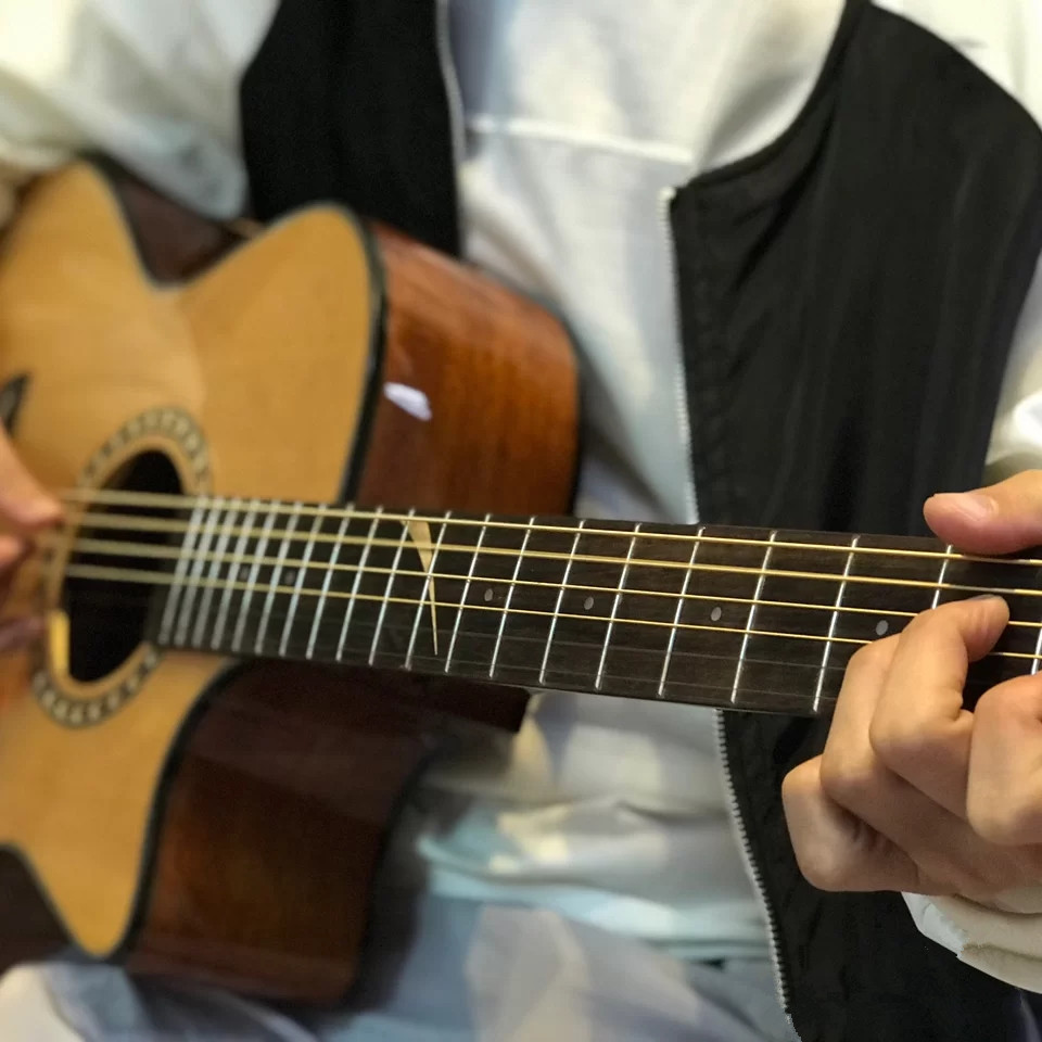 吉他初学者看什么视频,初学者吉他选缺角的还是圆角的