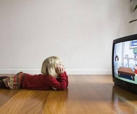 爱看电视小孩聪明吗,爱看电视孩子会变笨
