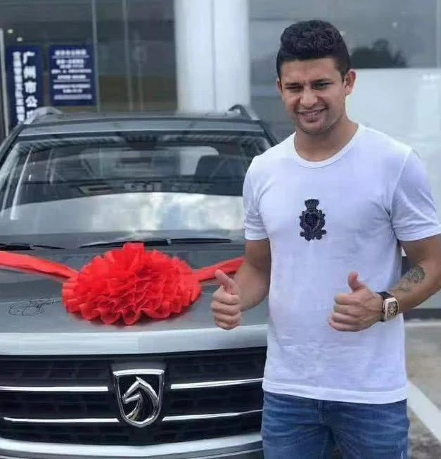 这位国脚拿上亿年薪，座驾却不到10万