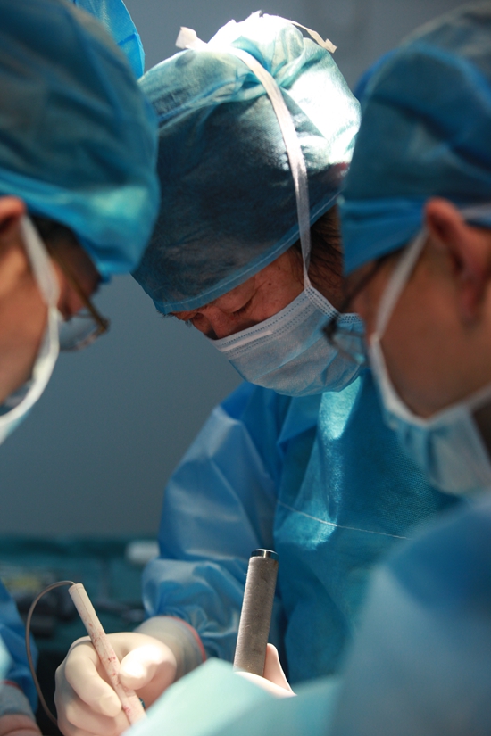 国内外专家质疑、成功率不到10%，他却固执己见，成功创下医学奇迹