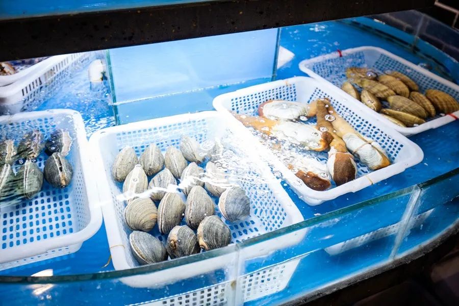 这家噗噗噗的粥底火锅店，稳就一个字