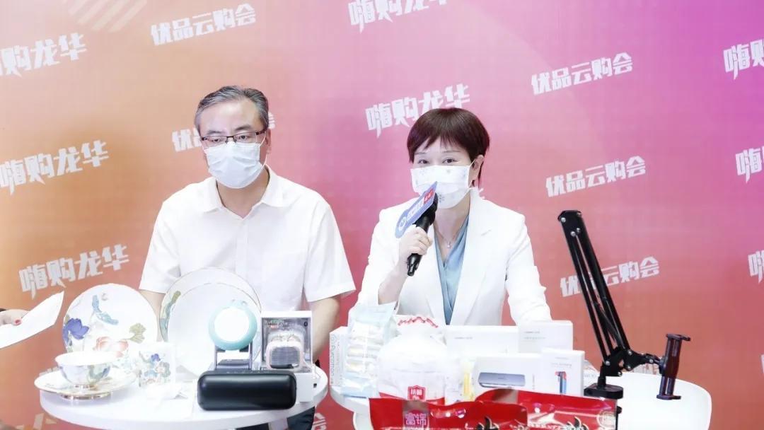 龙华区领导和知名主播亮相直播间，为龙华产品打CALL带货！网友：过瘾