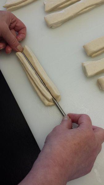 牛奶鸡蛋发酵粉和面能炸油条吗,鸡蛋面粉炸油条的家常做法