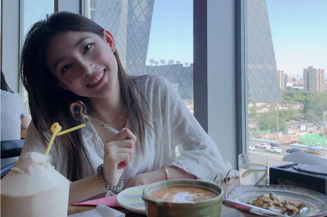 最新爆红的央视年轻女主持人,央视新晋颜值一姐