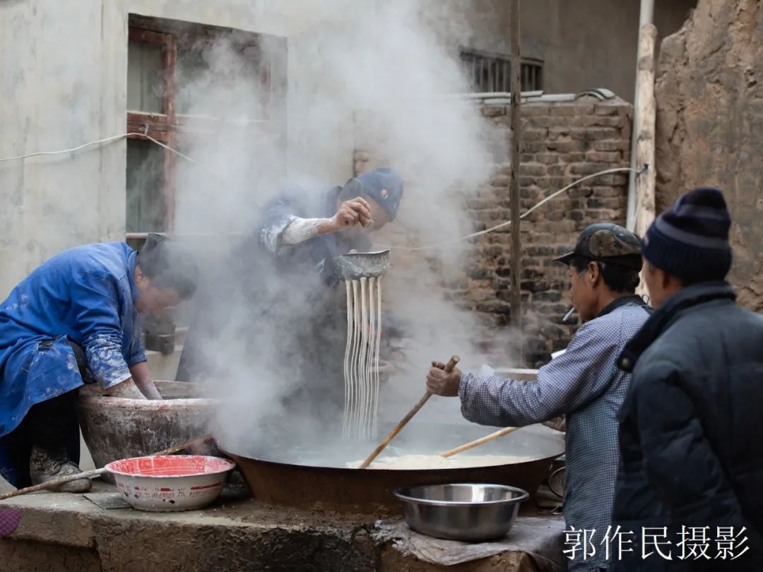 山东漏粉条的过程视频,漏瓢式粉条制作技术视频