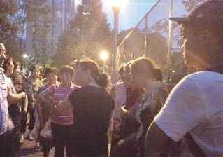 “推你一下怎么了”？熊孩子当街推孕妇，家长强势护犊子惹怒众人