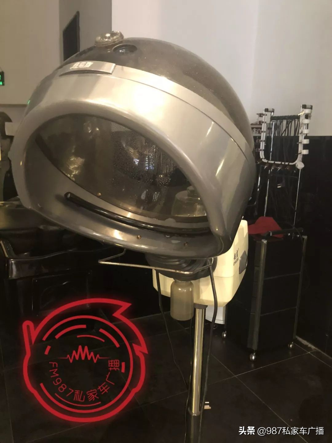 女子烫头发被药水瓶吓懵,福州一女生烫头发