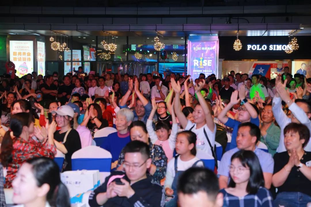 惊艳！超模维密秀空降！绍兴这个地方都快被挤爆了！