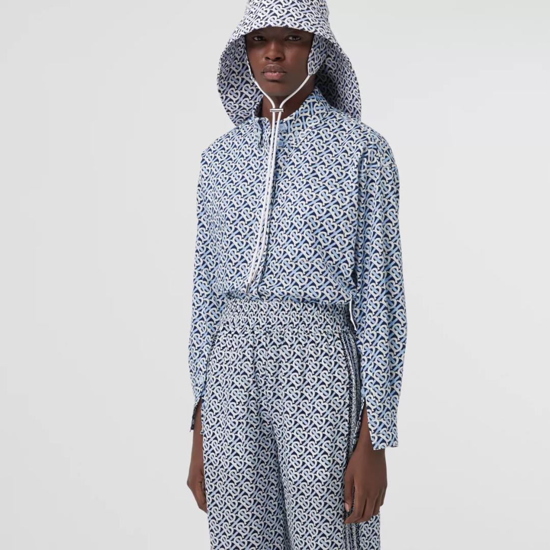 一件衣服卖2400元,一件衣服卖1000美元