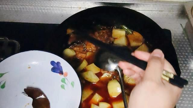 别再吃大盘鸡了！很多吃过的人为啥做不到？试着炒一次，忘掉很难