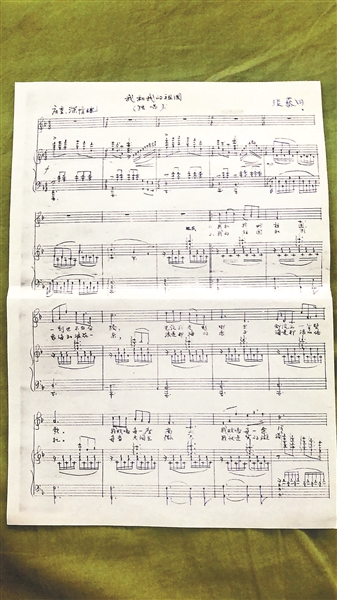 他的葬礼上，*放播**的是他作曲的《我和我的祖国》