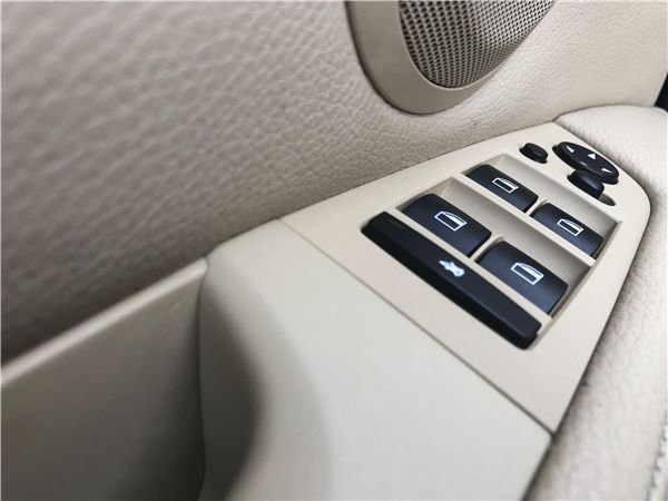 09年的宝马320i,老款宝马320i